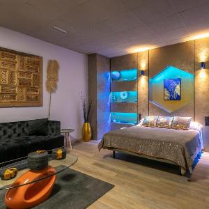 HOSTEL Pepper-Gold -STEP-FREE ENTRANCE -car- free Space-no nois-3 minutes from Port -BED ROOMS 8 GUEST 55 M2 AND 8 GUEST 65 M2