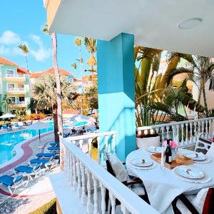 Walk to Beach Shops Dining Pool View Fast Wifi