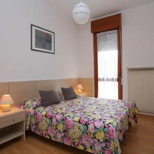 Sunlit detached villa with fenced garden