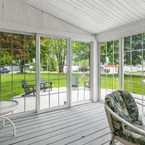 Lakeview Cottage - stunning views of Silver Lake.