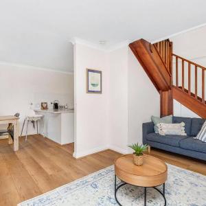 Seaside townhouse escape stroll to the sea!