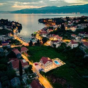 Seaside luxury villa with a swimming pool Splitska Brac - 23815