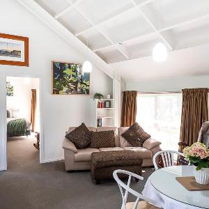Handy Hideaway - on Main in Tawa