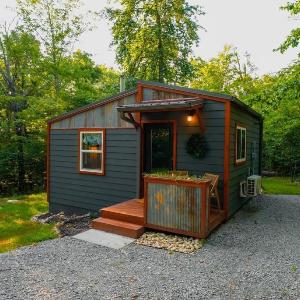 Rustic Cabin Retreat - Cozy Stove & Fresh Eggs