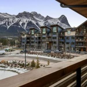 Modern Mountain Oasis Top floor 2 level 2bd