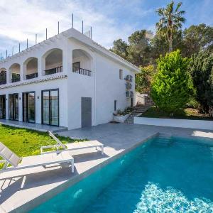 Luxury 4 bed villa with pool and views
