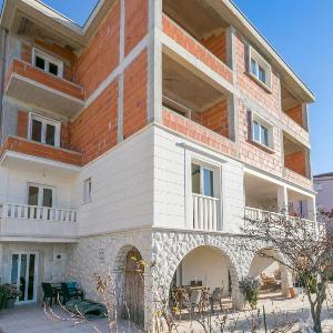 Apartments with parking space Trogir - 23979