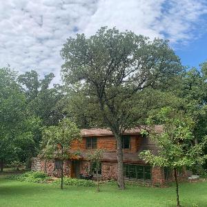 Cozy Route 66 Cabin with Hot Tub in Edmond OK