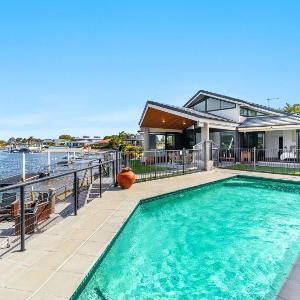 Ocean Starr - Waterfront Luxury with Private Pontoon and Pool - Holiday Yamba