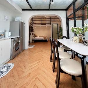 ZhiLan - Sunlit Elegant Loft with Glass Skylight