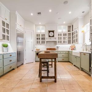 King Beds Hot Tub On 290 Large Estate Kitchen