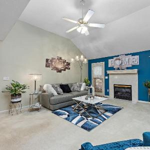 Beautiful Townhome 11 minutes to Downtown townhouse