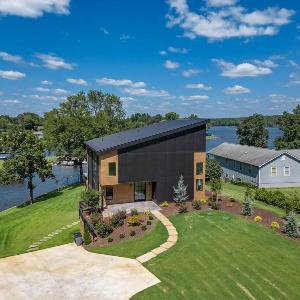 6BR Lakefront Retreat Private Cove & More!
