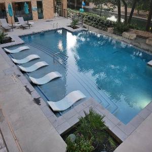 IG-Worthy Fiesta DT Retreat hotel Apt free Parking and Pets Allowed