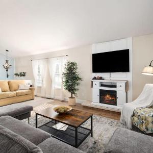Pet Friendly Farmhouse with Yard & BBQ