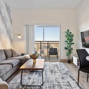 Cozy City Charm - Spacious Parking Balcony Gym