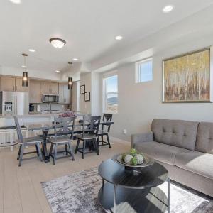 Hot Tub · Minutes to Ski Resorts & Park City