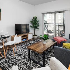 Urban Retreat - Free Parking WiFi Walk to Stadium