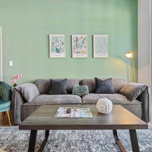 Uptown Luxury - Top Floor King Suite Free Parking