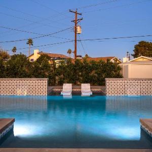 Luxe Villa Private Pool Putting Green and BBQ