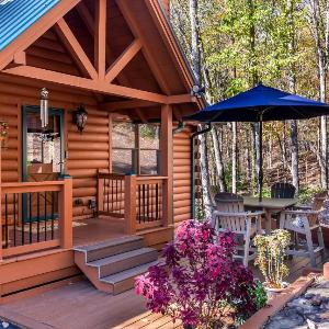 Log Cabin Lake Hot Tub Near Wineries & Hiking