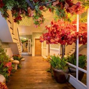 Hotels near Garon Park - Roslin Beach Hotel