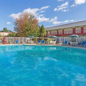Hilltop Inn & Suites