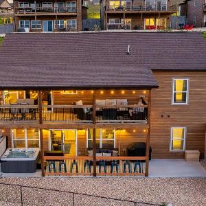 Private Hot Tub Lake View $400 of Free Daily Tickets Unique Floor Plan!