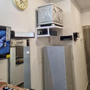 HOmeTEL-1 Bedroom Bath n kitchen Studio Apartment By Pushpanjali QLH