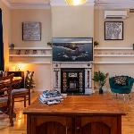 Peaceful and Stylish Petersham Aparttment with Parking 