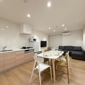 b hotel Nikkei - Central 3BR Apt Close to Shopping & Dining