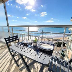 Studio rénové face à la plage avec balcon et garage - FR-1-92-948