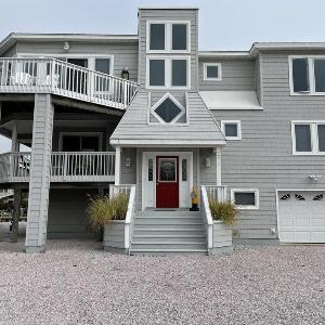 Lagoon Front Loveladies Dock Decks Beach Badges Bikes Ping Pong Table Foosball Wifigorgeous Reverse-Living Loveladies Contemporary On A