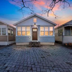 Cozy 3-BR Retreat Four Blocks to Beach & Boardwalk home