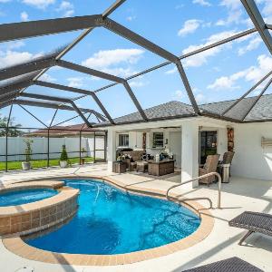 Tranquil Retreat with heated Pool Spa - Villa Serenity Haven