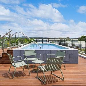 Soleil on Jonson - Luxury Byron Bay Apartment with Rooftop Pool Balcony 2 Bedrooms Above Light Years & Pixie