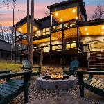 Splash Mountain Lodge Huge Cabin Indoor Pool Games Hot Tub Theater Room!!! Gatlinburg