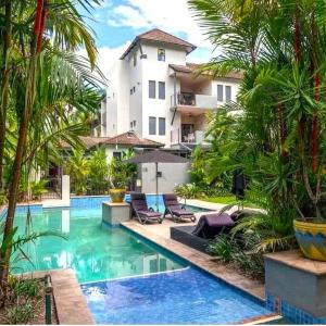 11 On The Reef walk to the Beach & Macrossan St