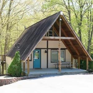 Stunning 4BR Cabin Retreat with Expansive Deck