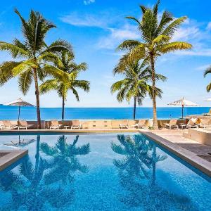 Stunning Beachfront Condo - Sea Views & Pools