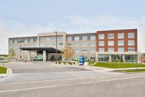 Holiday Inn Express & Suites Madison, Madison
