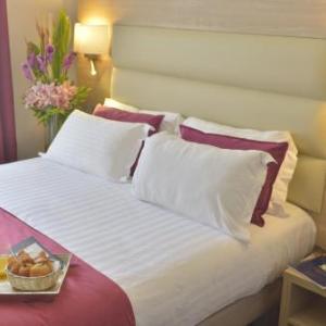 Hotels near Bobino Paris - Unic Renoir Saint Germain