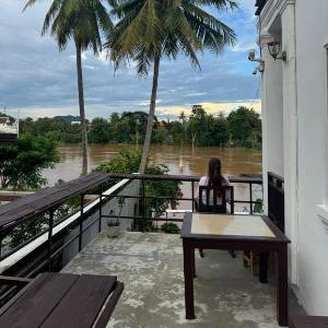 Maophasok river side hotel