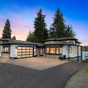 4BR 4BA Modern Lakefront Lodge