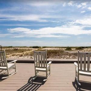 Water's edge renovated Condo with Marina Views