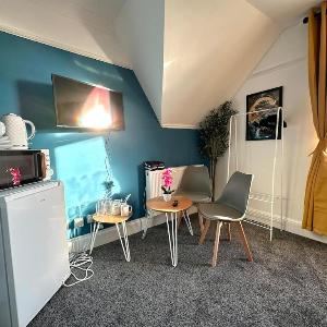 Open Mind Property - Spacious Ensuite Studio for 4