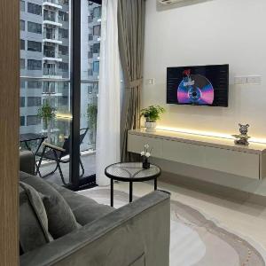 2 Bed-room Apartment in Nera Garden with Pool & Gym - Chinh Chích Homestay