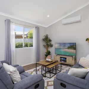 Bright and Spacious 2-Bed Thornlie Family Home