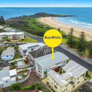 LA Ronde 4 - Beachfront Apartment Steps from Pippi Beach - Holiday Yamba
