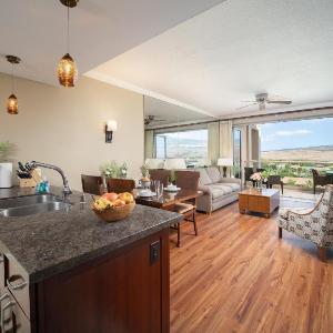 Ninth-Floor Mountain View Suite and Expansive Lanai at Honua Kai